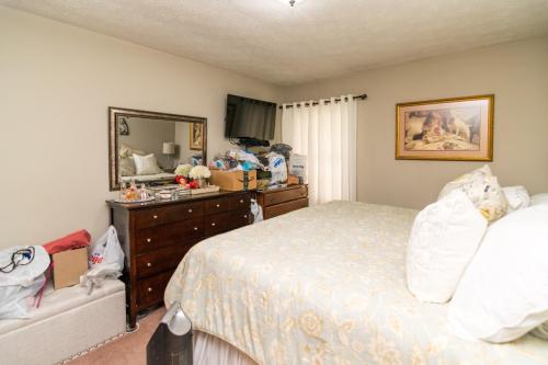 1304-1306LeaningTree-0317