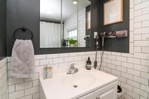 700Addison-0049